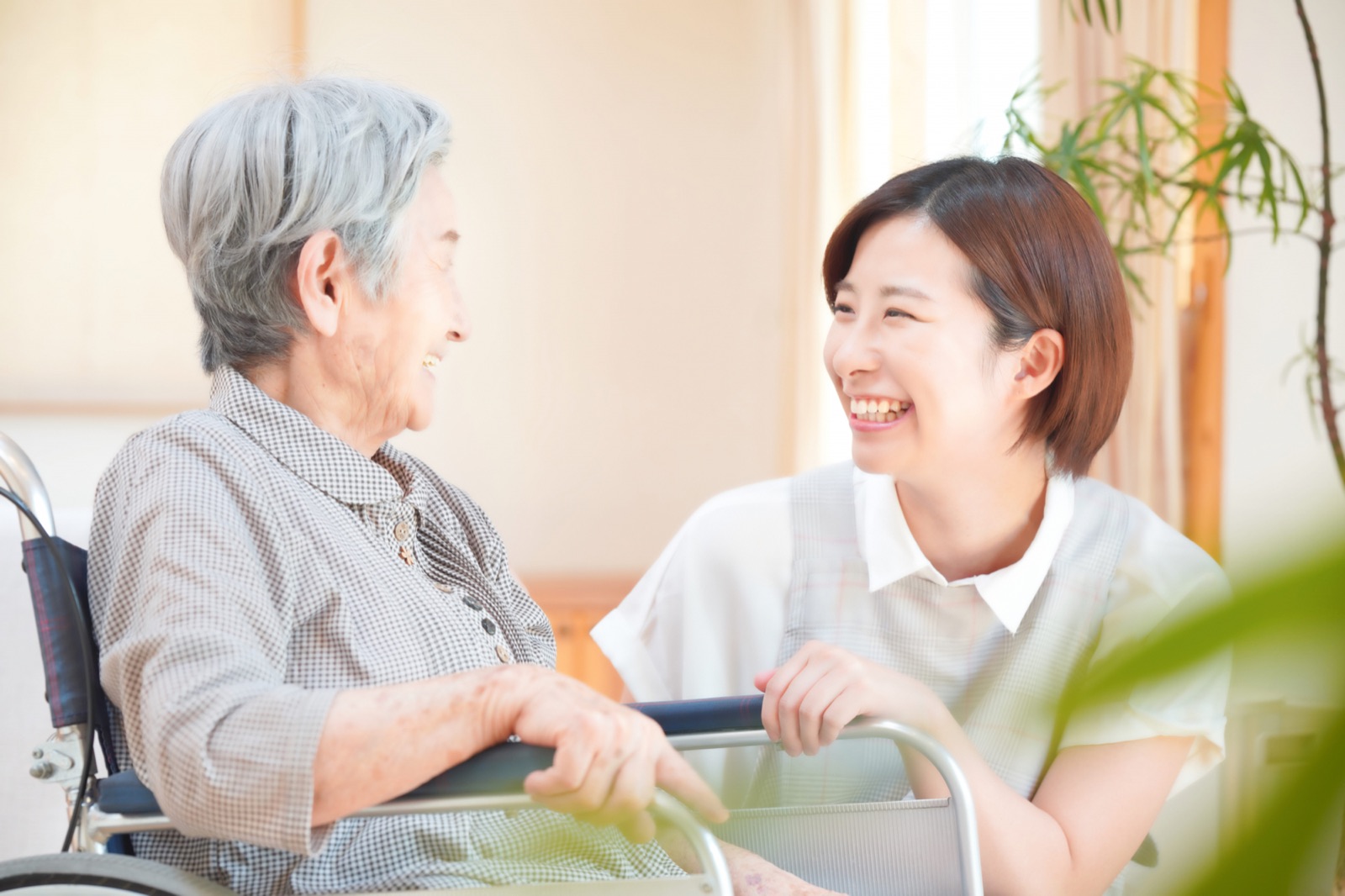 笑顔で語り合う高齢者と介護士