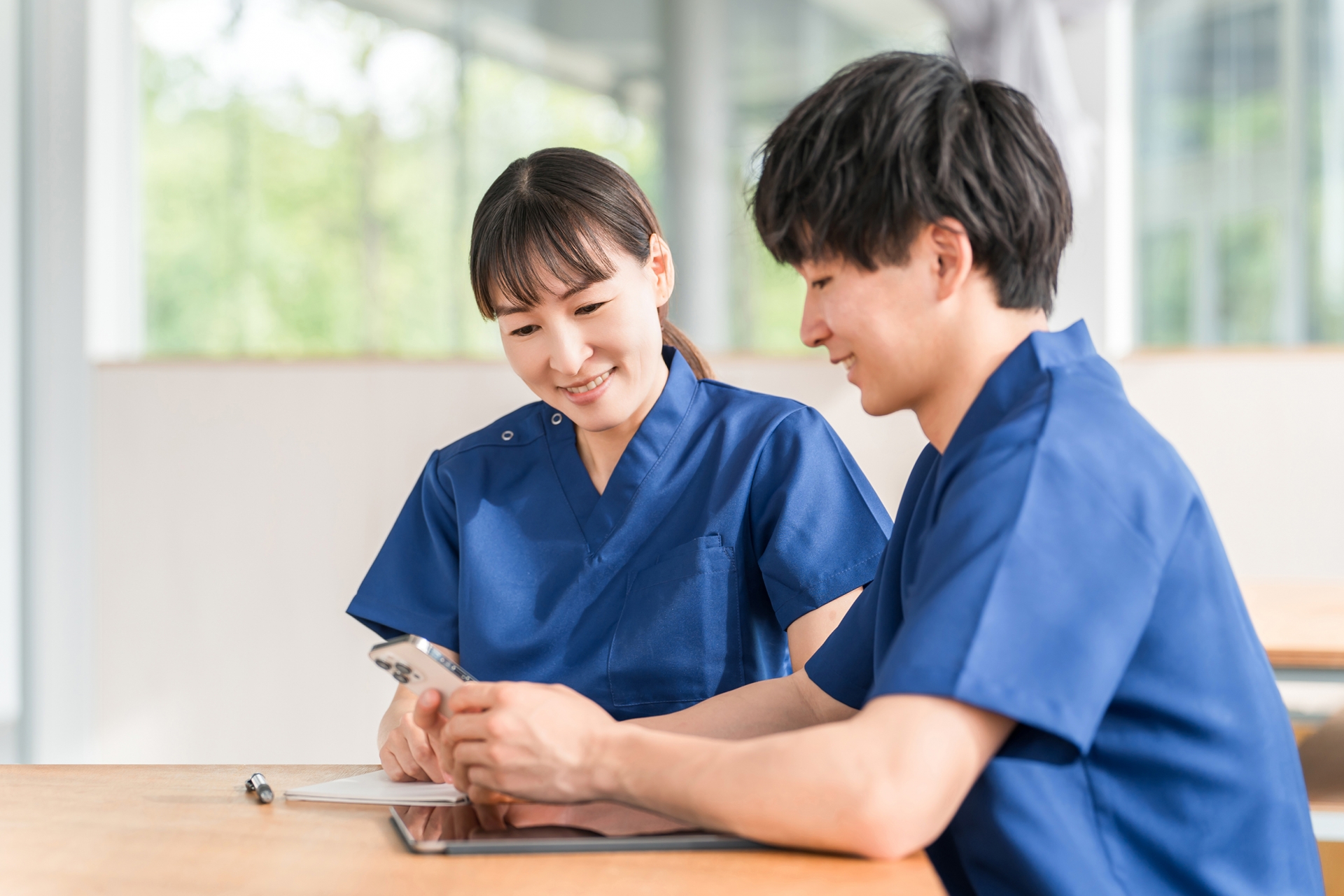 介護スタッフが打ち合わせをしている様子