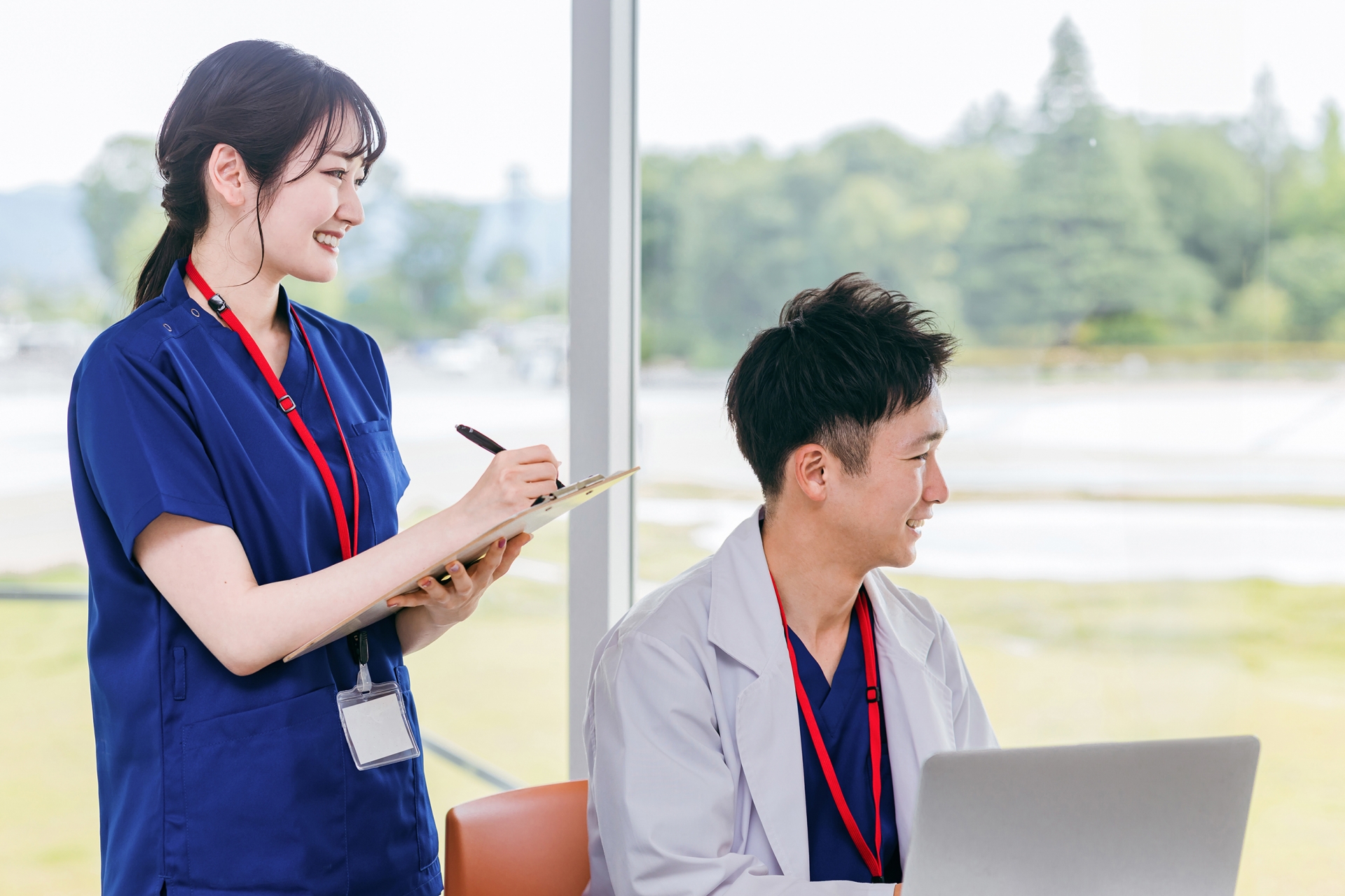 スタッフが利用者様の様子を確認している様子