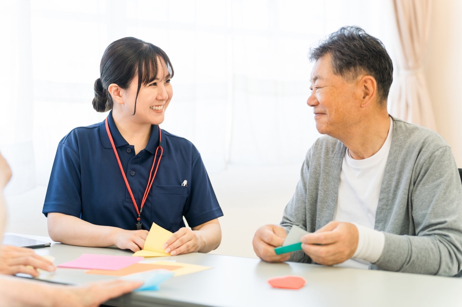 折り紙レクリエーションを楽しむ高齢者