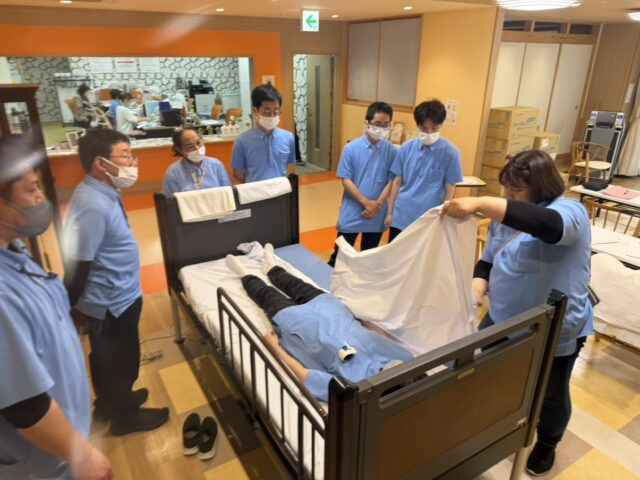 「言葉の壁」を「成長の架け橋」に。日本医療福祉グループが大切にする外国籍職員教育