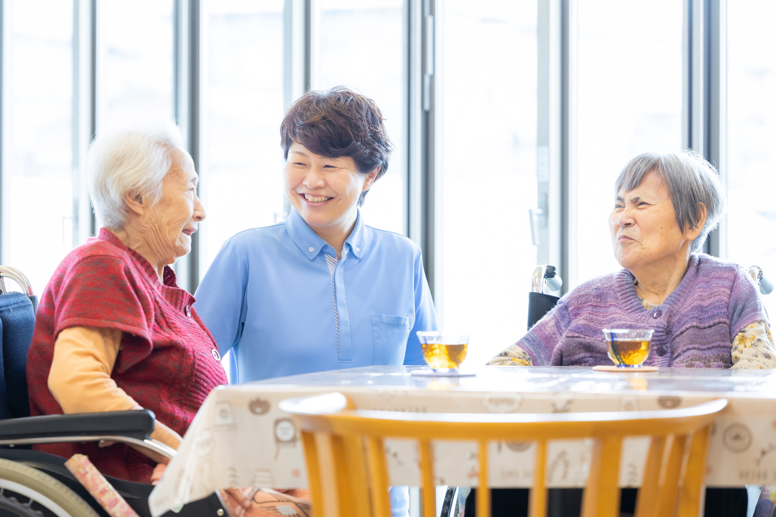 笑顔で語り合う高齢者