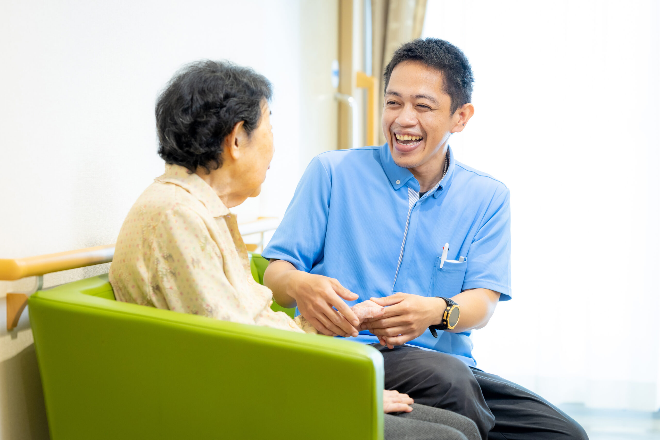笑顔で語り合う高齢者と介護士