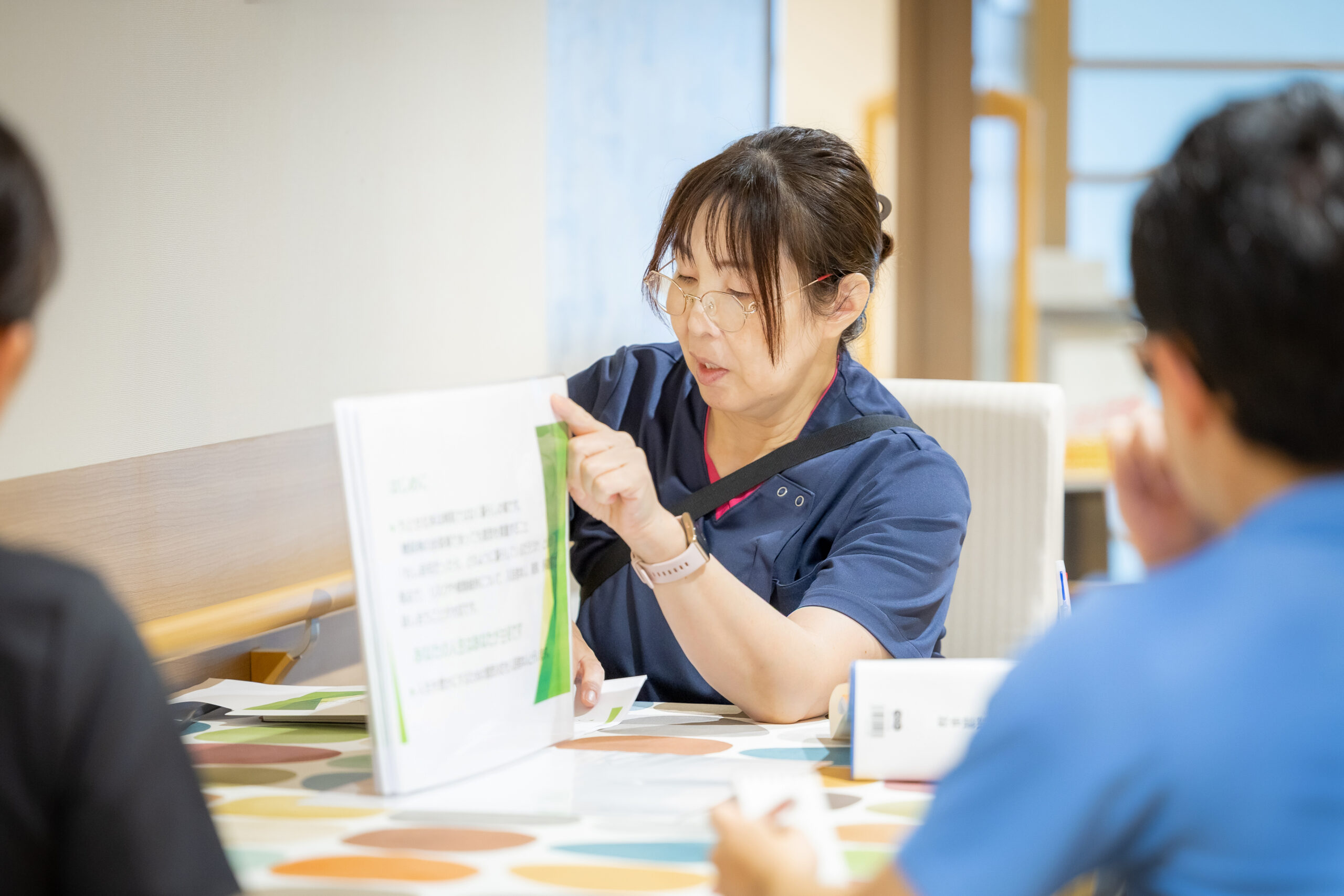 スタッフが利用者様の様子を確認している様子